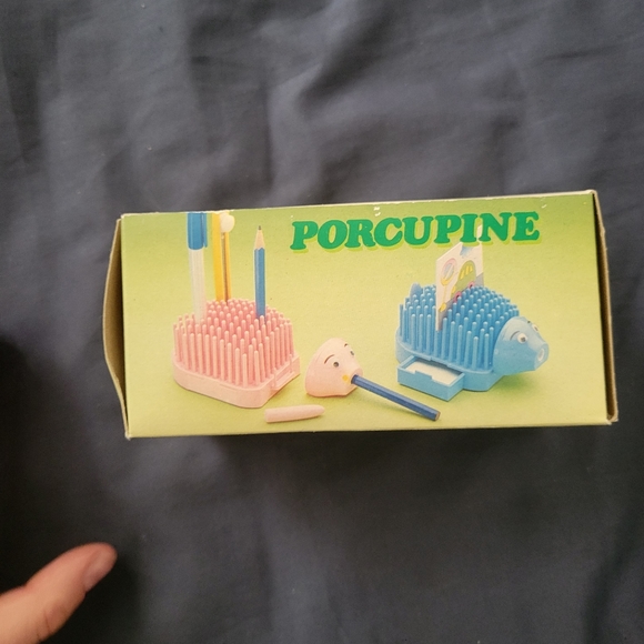 Vintage Hedgehog Porcupine Desk Pal Pencil Sharpener Note Holder Caddy RARE! Red - Picture 8 of 11